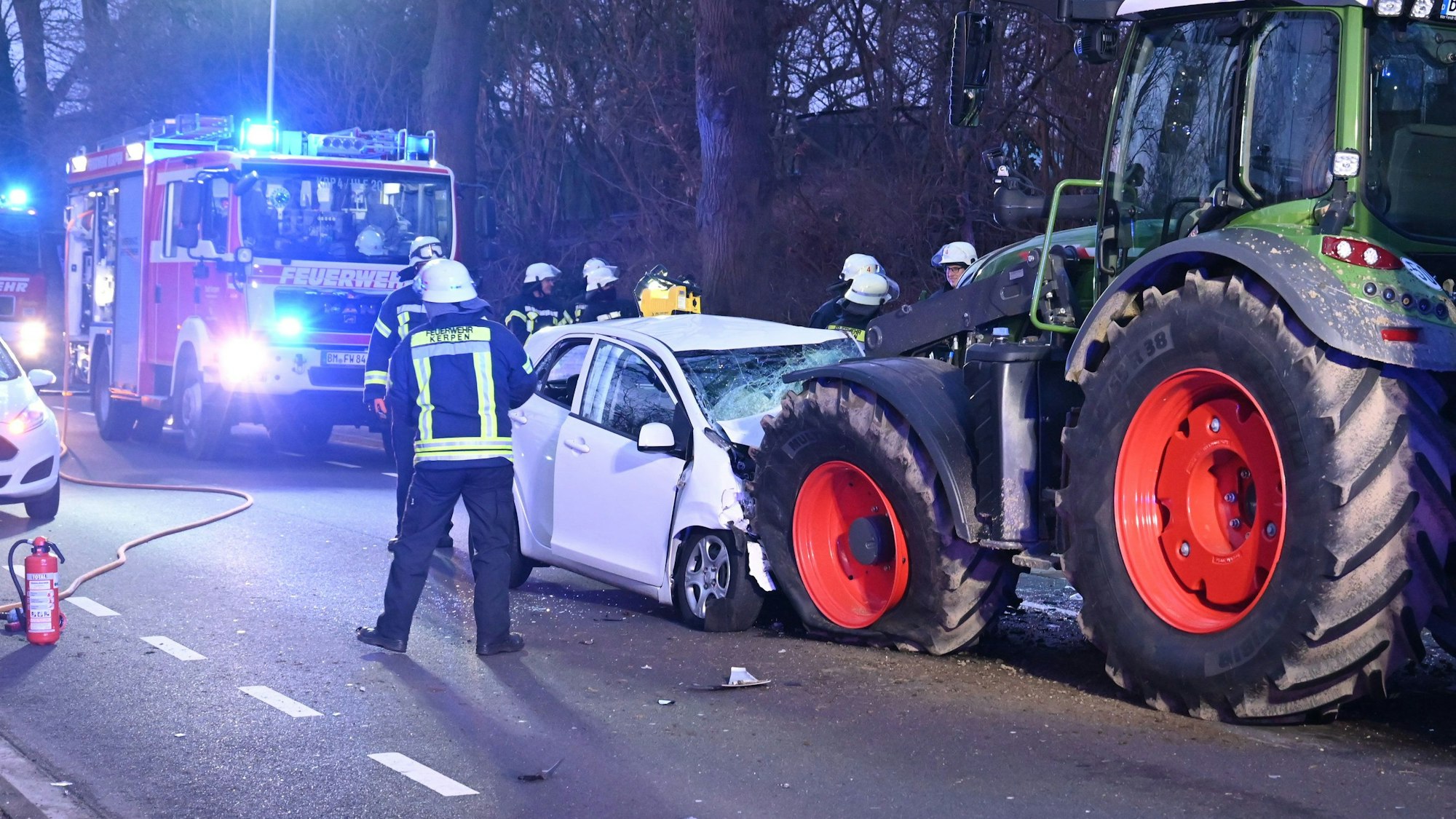 Das Bild zeigt einen Kleinwagen, der gegen einen Traktor geprallt ist.