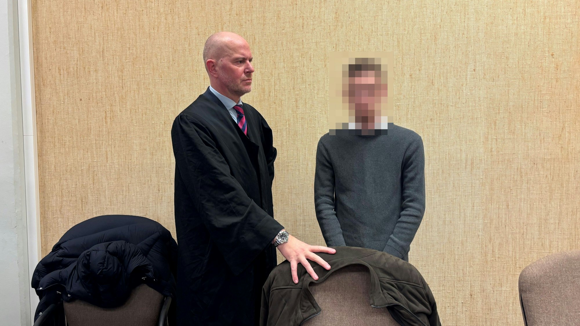 Der Angeklagte mit Verteidiger Martin Bücher (l.)