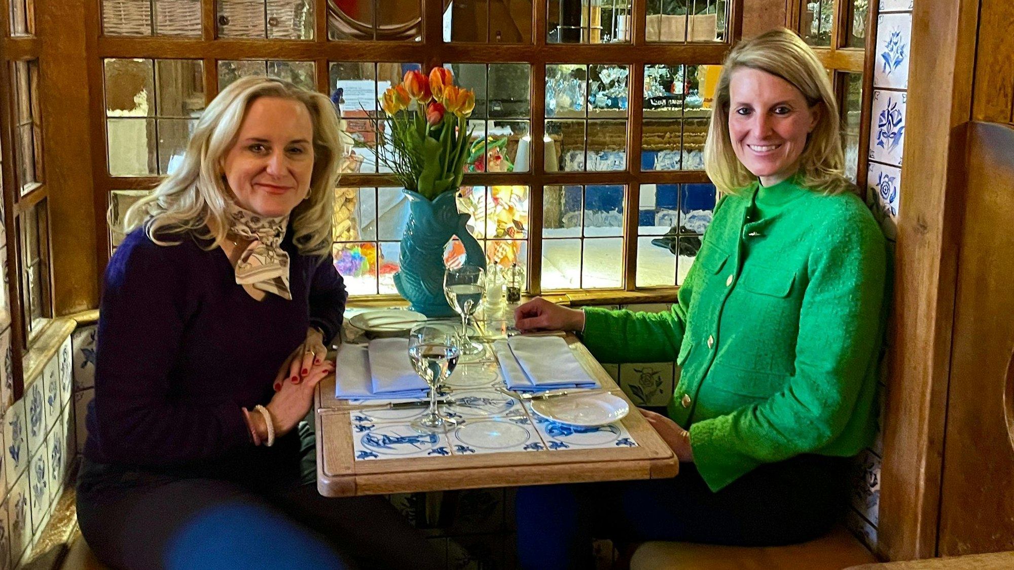 Zwei Frauen sitzen an einem Tisch im Restaurant Em Krützche.