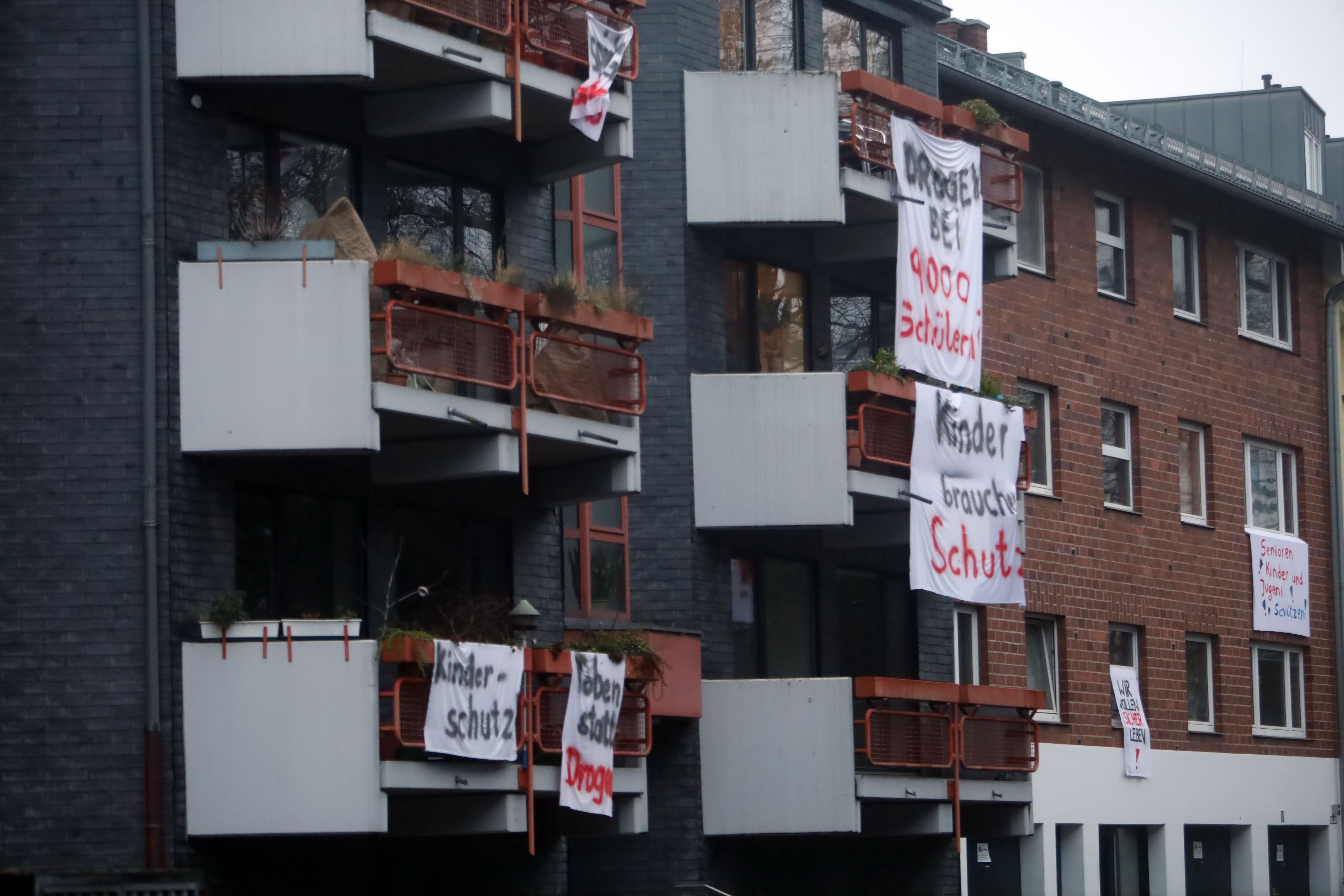 Anwohner aus dem Pantaleonsviertel protestieren gegen das Suchthilfezentrum.