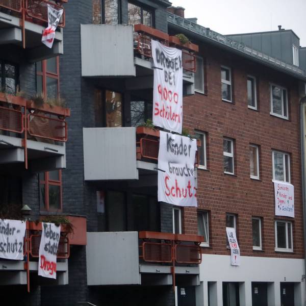 Anwohner aus dem Pantaleonsviertel protestieren gegen das Suchthilfezentrum.