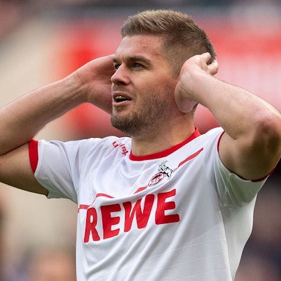 Das Bild zeigt Simon Terodde im Trikot des 1. FC Köln.