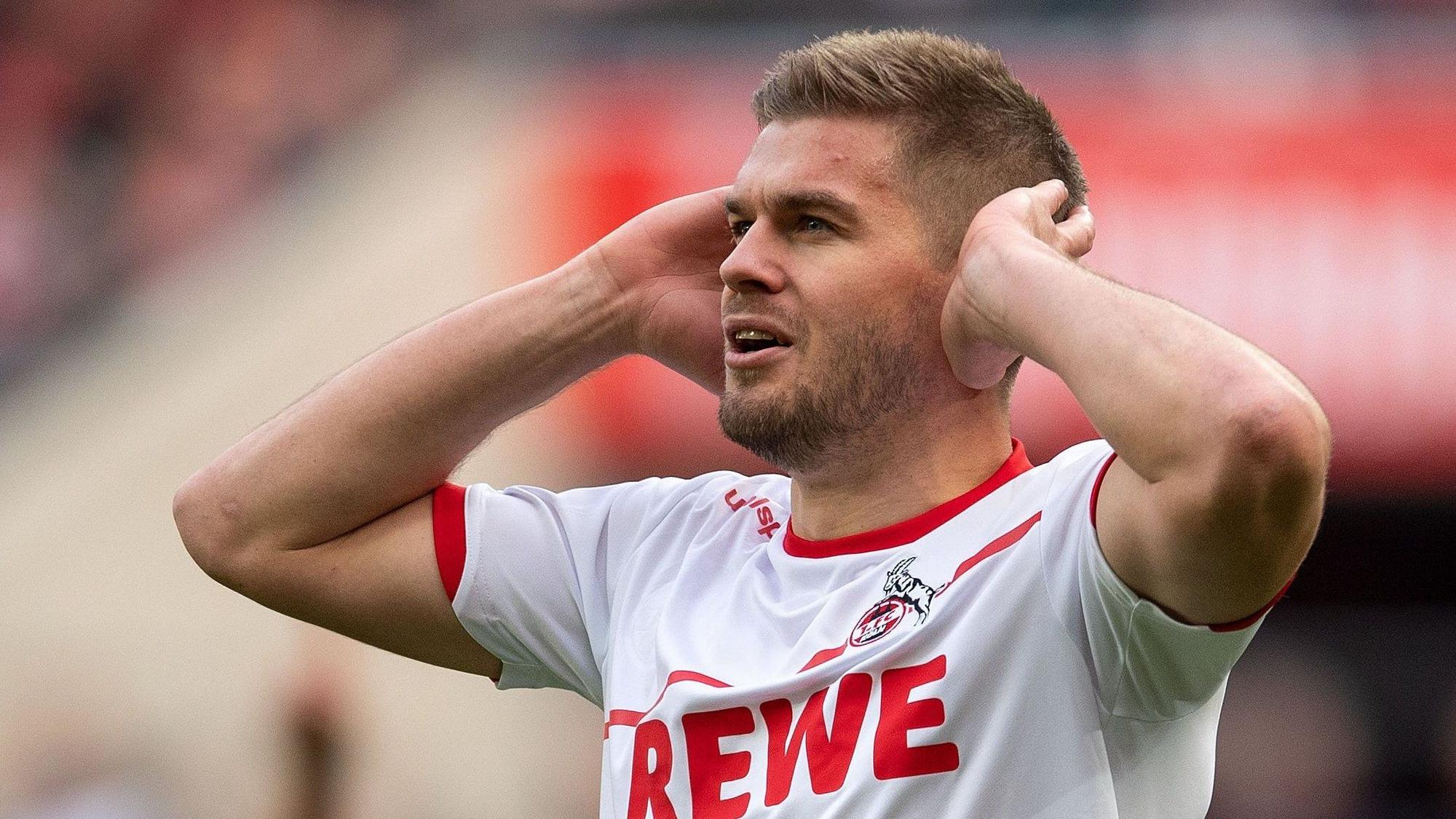 Das Bild zeigt Simon Terodde im Trikot des 1. FC Köln.