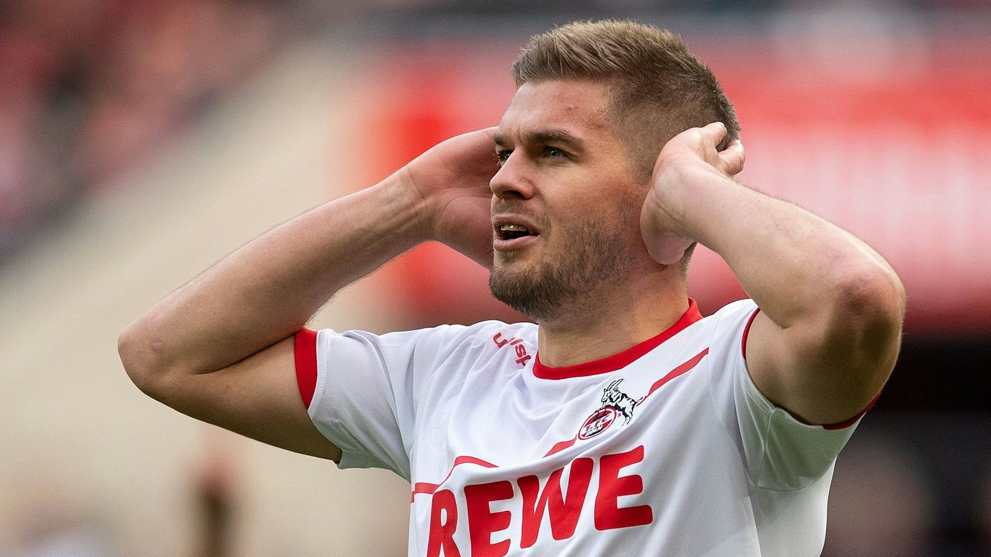 Das Bild zeigt Simon Terodde im Trikot des 1. FC Köln.