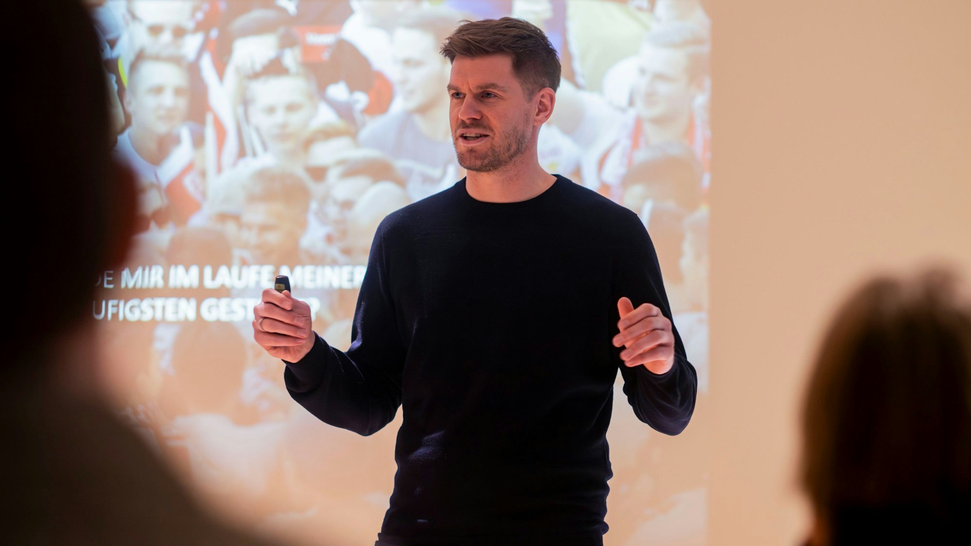 Das Bild zeigt Simon Terodde während des Vortrags in Euskirchen.