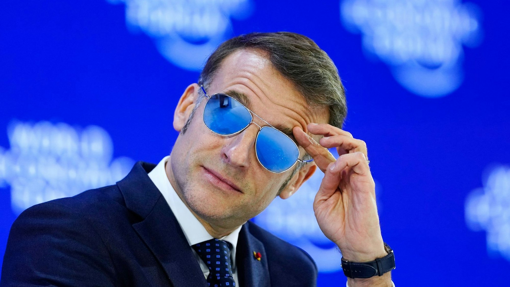 Mit diesem Foto von Macron wirbt der Hersteller inzwischen für die Luxusbrille (Archivbild).