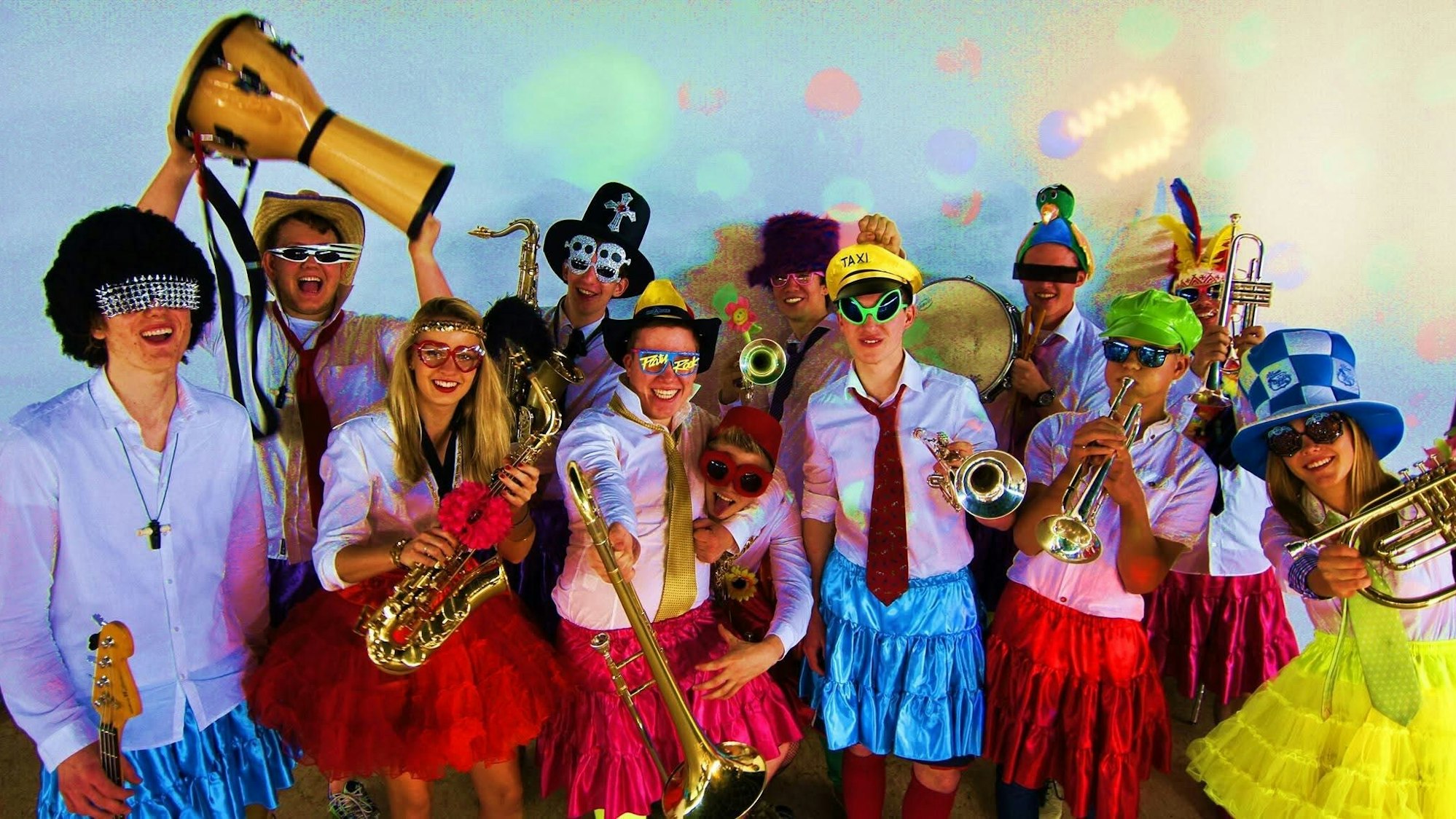 Die Anfangszeiten: Zu Beginn ihrer musikalischen Laufbahn spielte die Band in bunten Röcken.