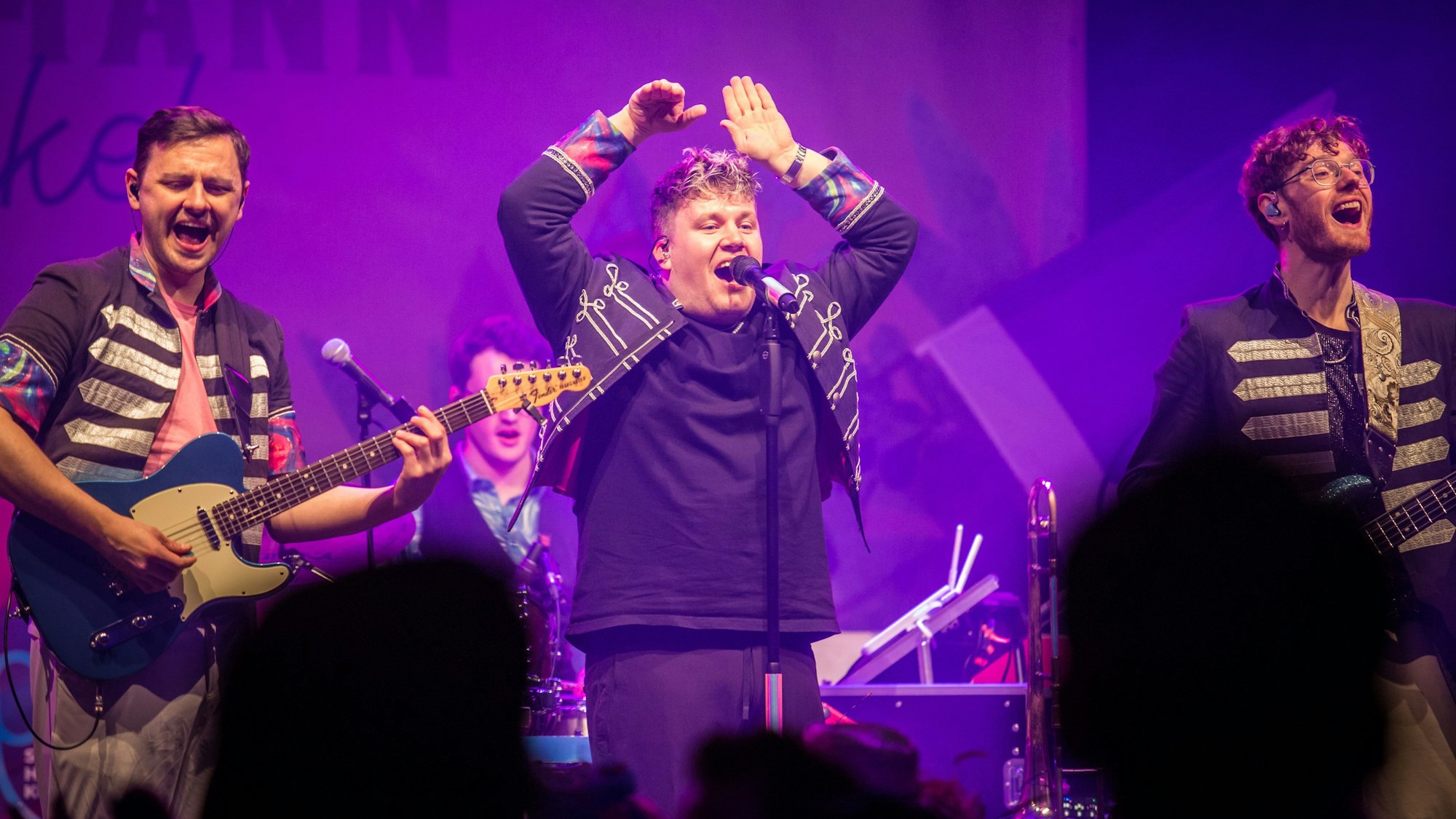 Er ist 'ne Karnevalsmaus: Frontmann Florian Hertel bei einem Auftritt in der Stadthalle.