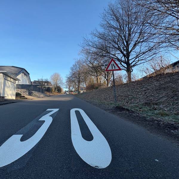 Ein Piktogramm weist auf das Tempolimit vor der Schule in Nümbrecht-Berkenroth hin.
