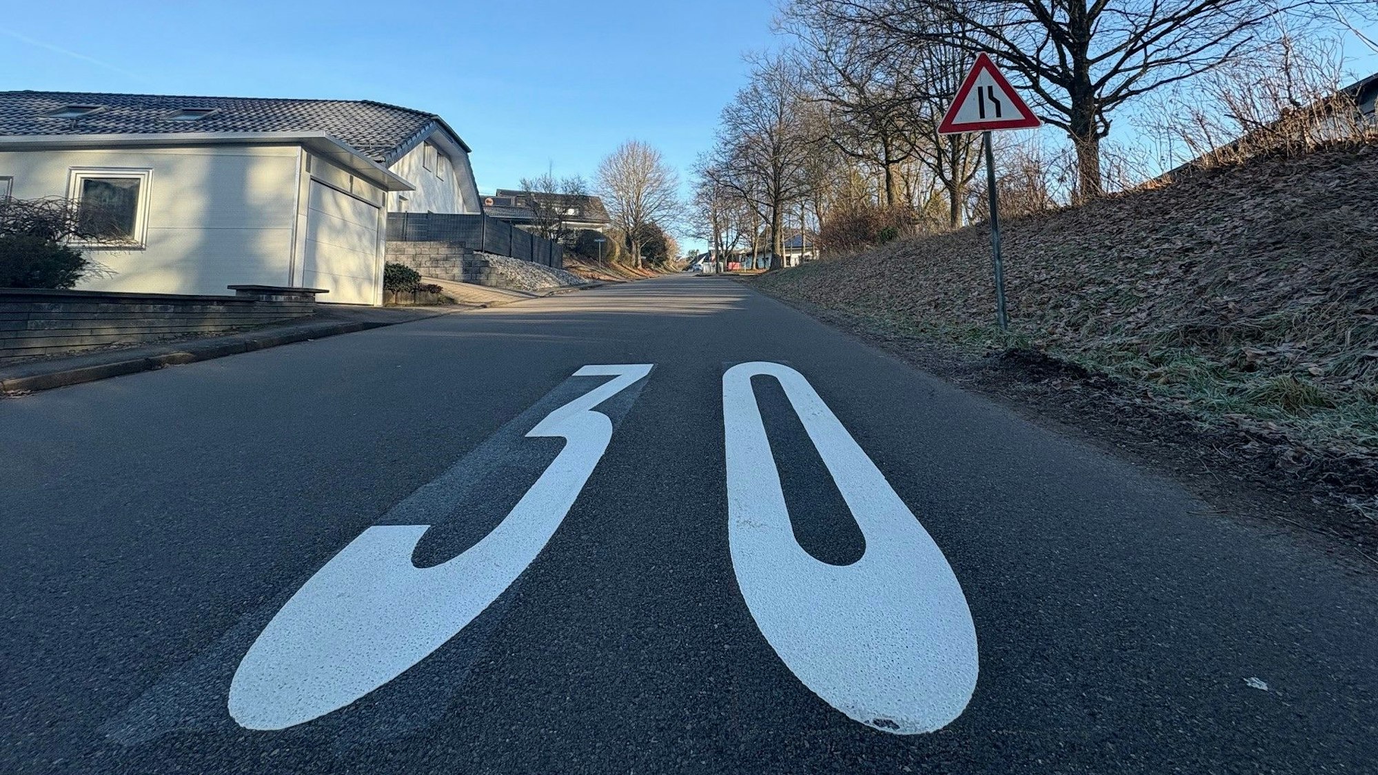 Ein Piktogramm weist auf das Tempolimit vor der Schule in Nümbrecht-Berkenroth hin.
