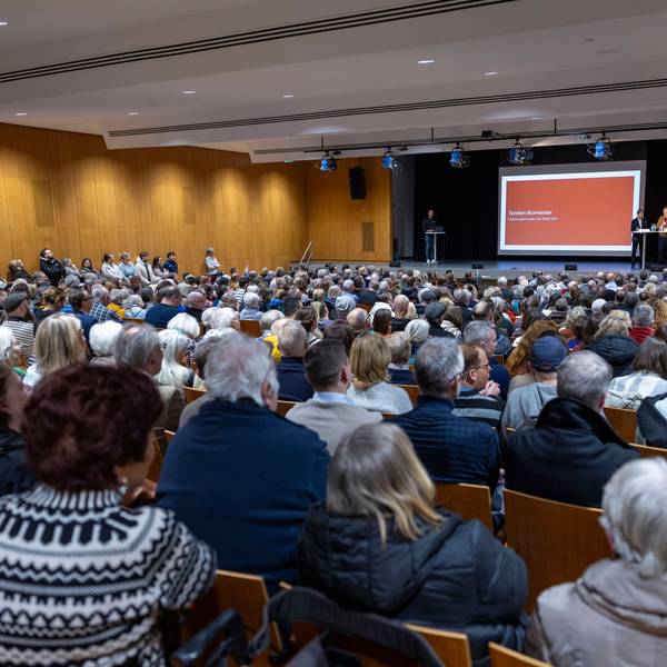 Bis auf den letzten Stehplatz besetzt war die Aula des Berufskollegs Perlengraben.