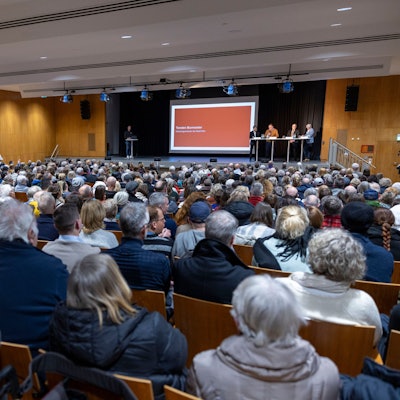 Bis auf den letzten Stehplatz besetzt war die Aula des Berufskollegs Perlengraben.