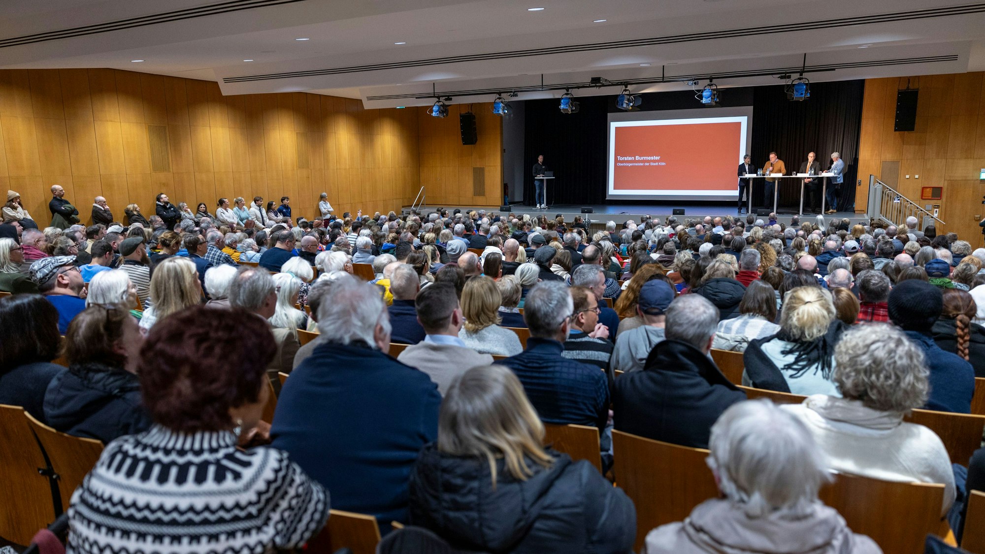 Bis auf den letzten Stehplatz besetzt war die Aula des Berufskollegs Perlengraben.