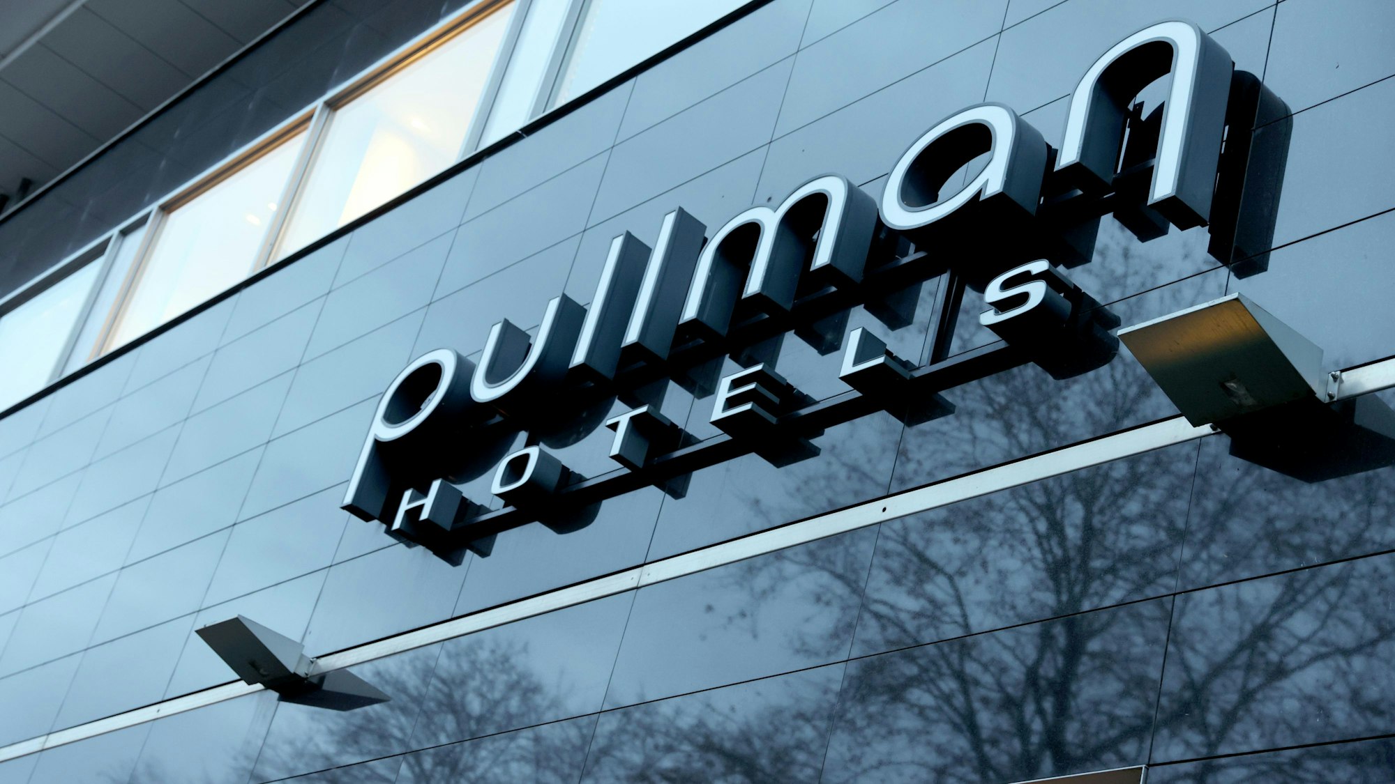Zu sehen ist der Schriftzug des Pullman-Hotels an der Helenenstraße.