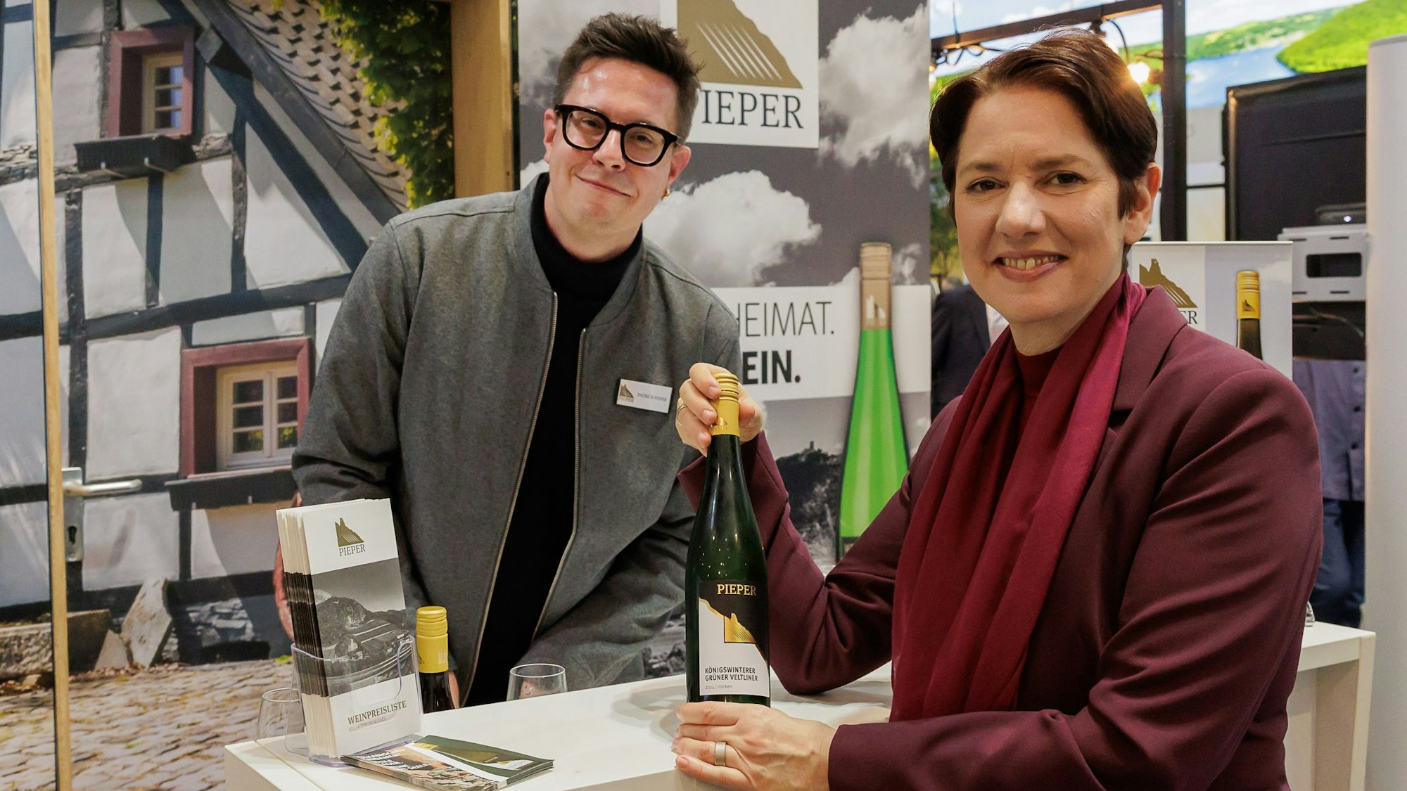 NRW-Landwirtschaftministerin Silke Gorißen besuchte Patrick Pieper vom gleichnamigen Weingut aus Königswinter auf der Grünen Woche in Berlin.