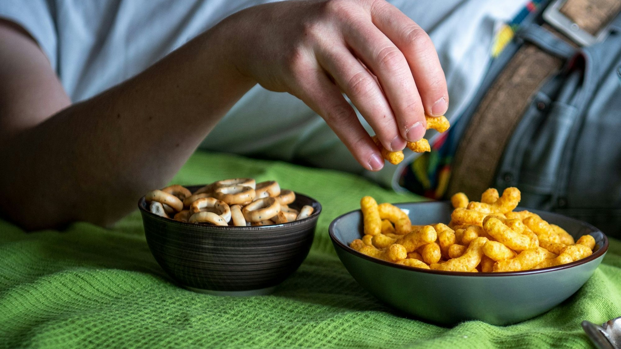 Heißhungerspirale: Chips enthalten Kohlenhydrate, die der Körper leicht und schnell verwerten kann. Das lässt den Blutzuckerspiegel rasch ansteigen - und dann wieder absinken.