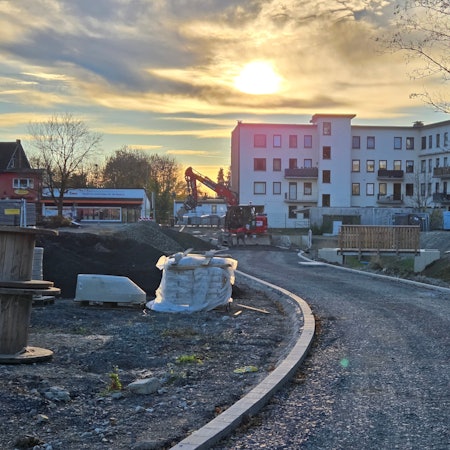 Auf dem früheren Merkur-Gelände mitten in der Stadt Waldbröl geht es zügig voran. Hier zu sehen ist der neue, inzwischen auch asphaltierte City-Radweg. Das Foto ist von November 2025.