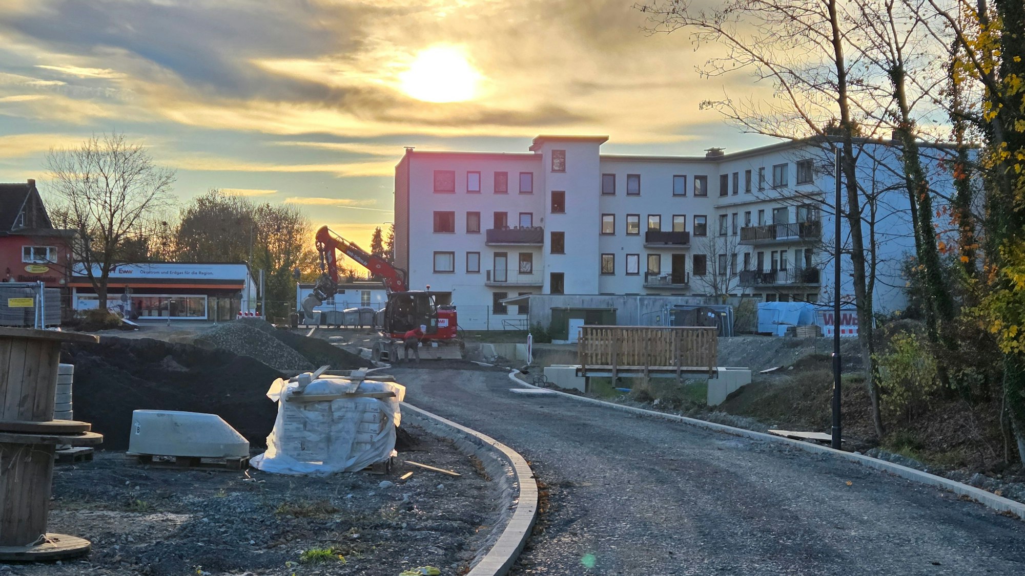 Auf dem früheren Merkur-Gelände mitten in der Stadt Waldbröl geht es zügig voran. Hier zu sehen ist der neue, inzwischen auch asphaltierte City-Radweg. Das Foto ist von November 2025.