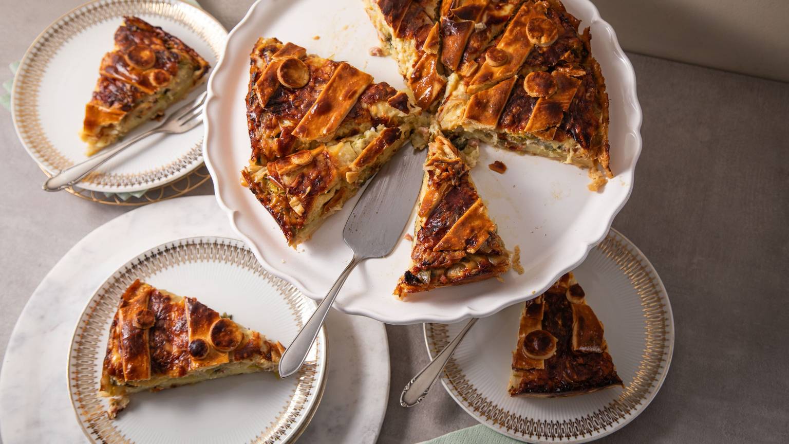 Der Walliser Gemüsekuchen mit Kartoffeln, Lauch, Apfel und Bergkäse wird Cholera genannt.