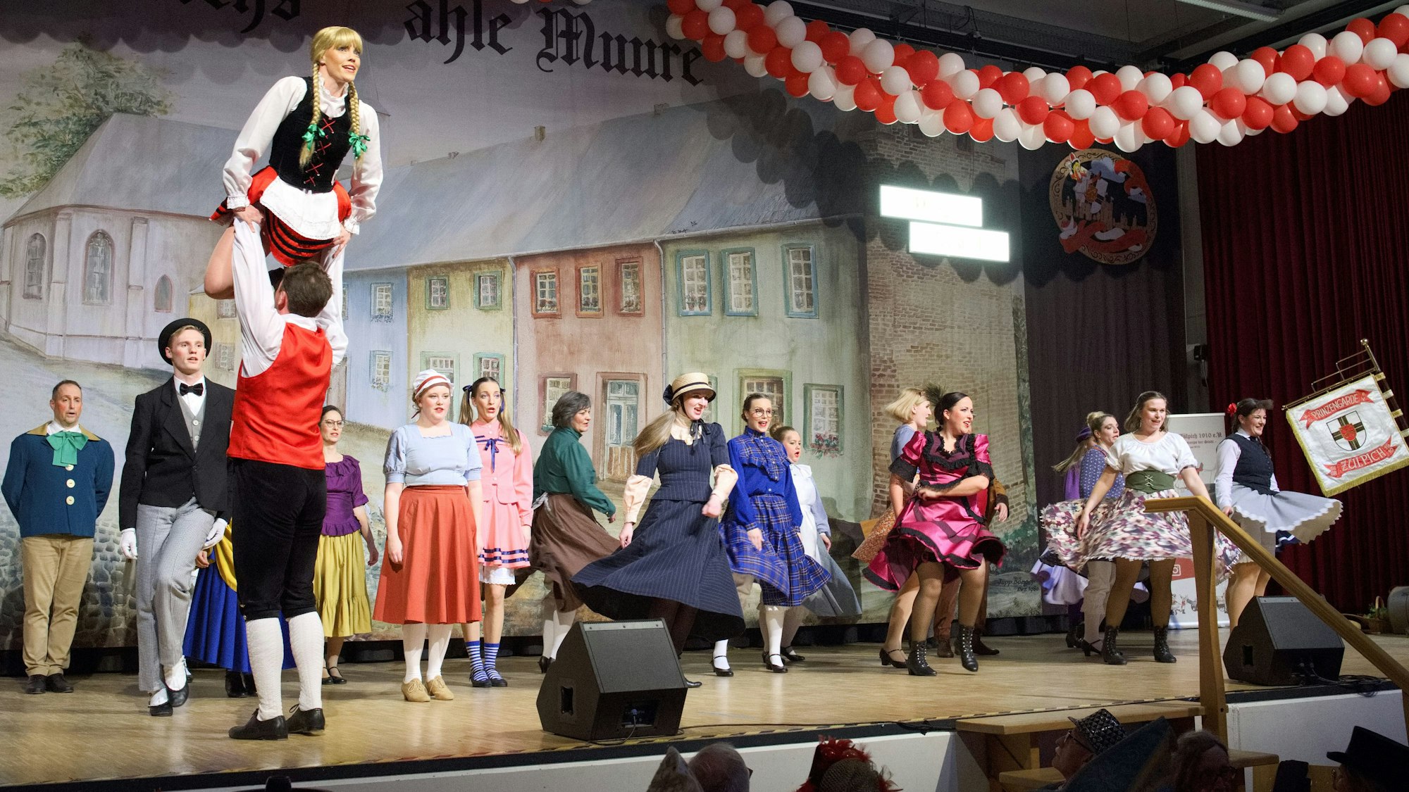 Die Gruppe Kölsch Hännes´chen tritt auf einer Bühne auf.