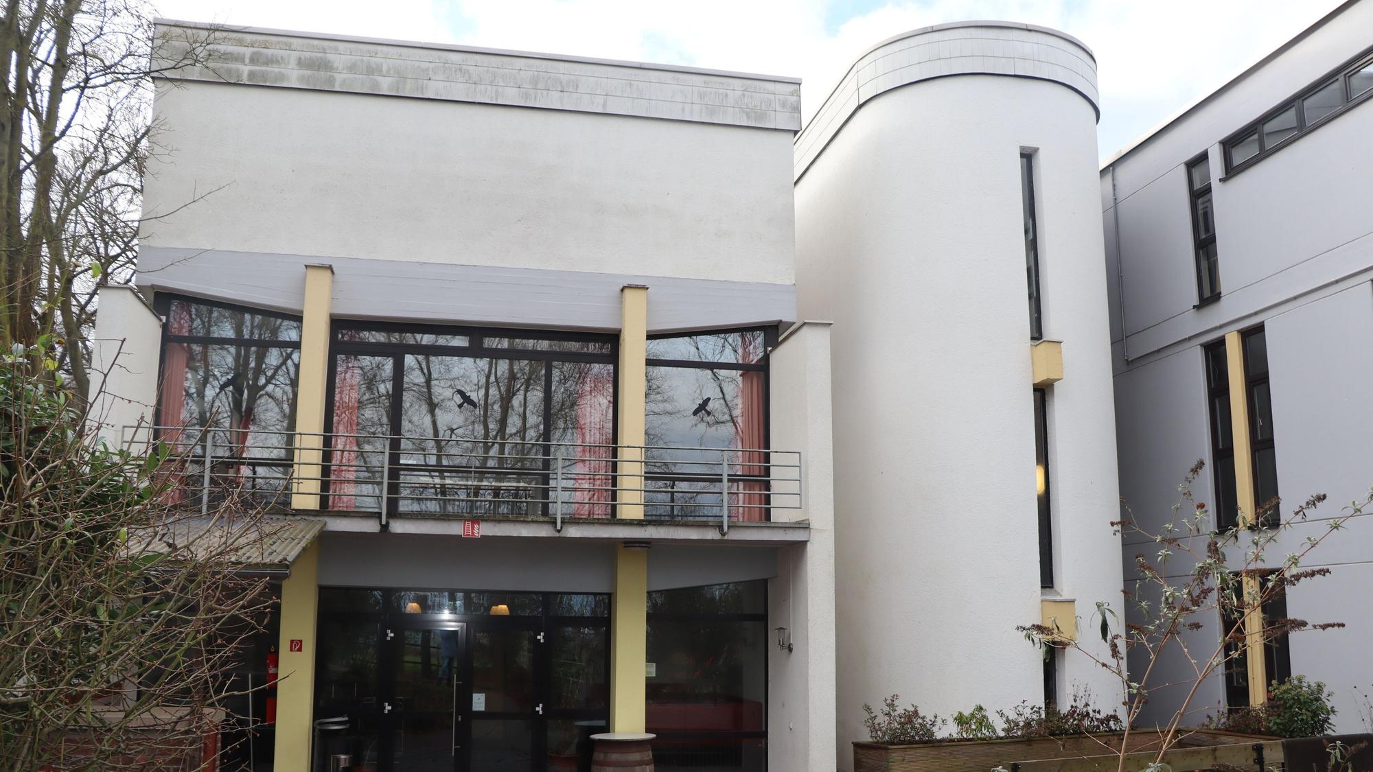 Die Fassade und alle Wege rings um das Gebäude wurden gereinigt.