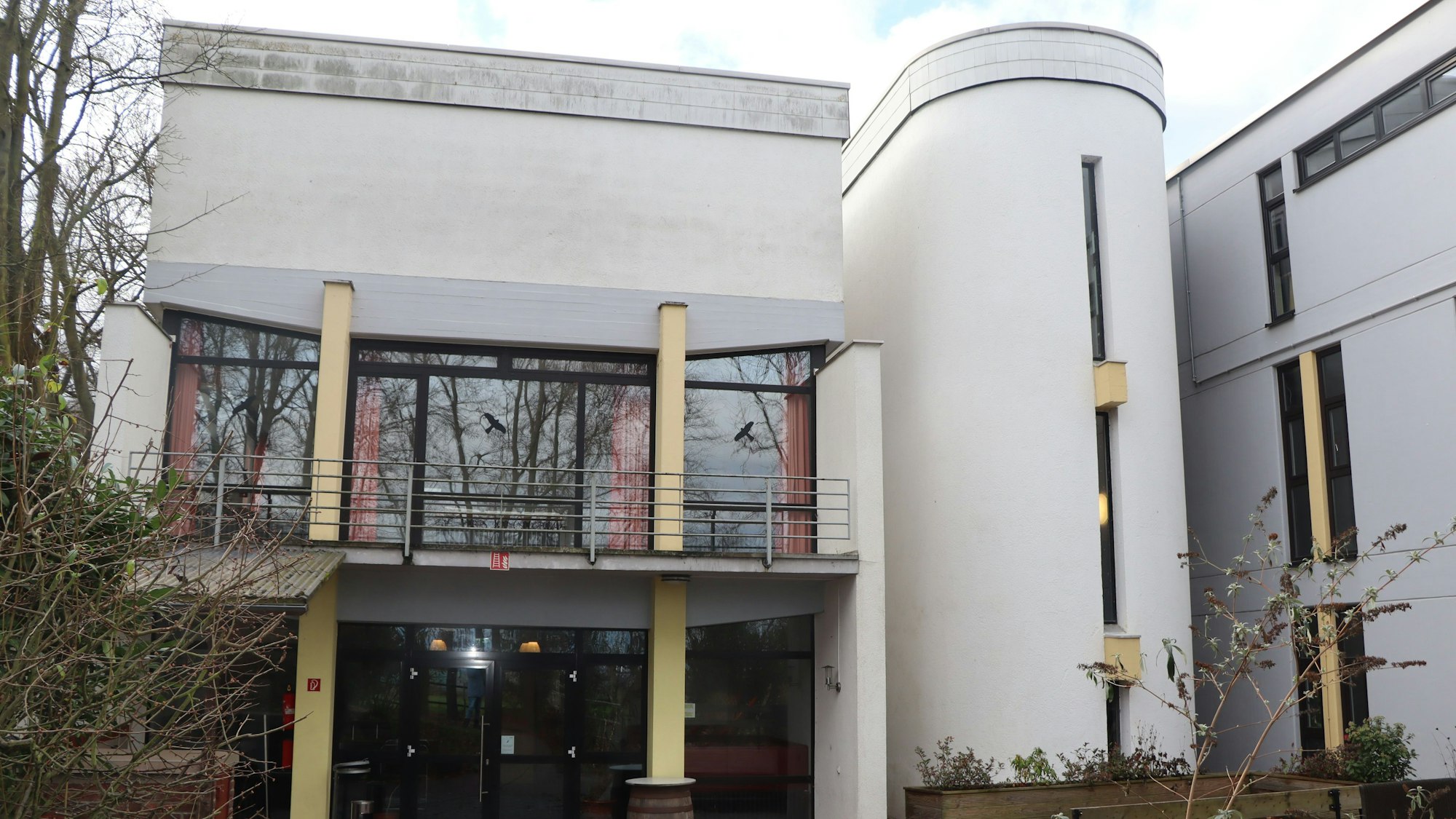 Die Fassade und alle Wege rings um das Gebäude wurden gereinigt.