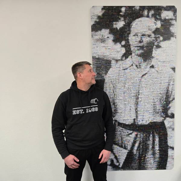 Ein Mann blickt auf ein Bild von Dietrich Bonhoeffer.
