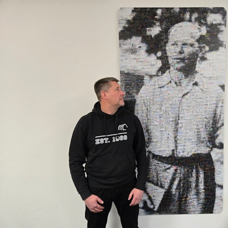 Ein Mann blickt auf ein Bild von Dietrich Bonhoeffer.