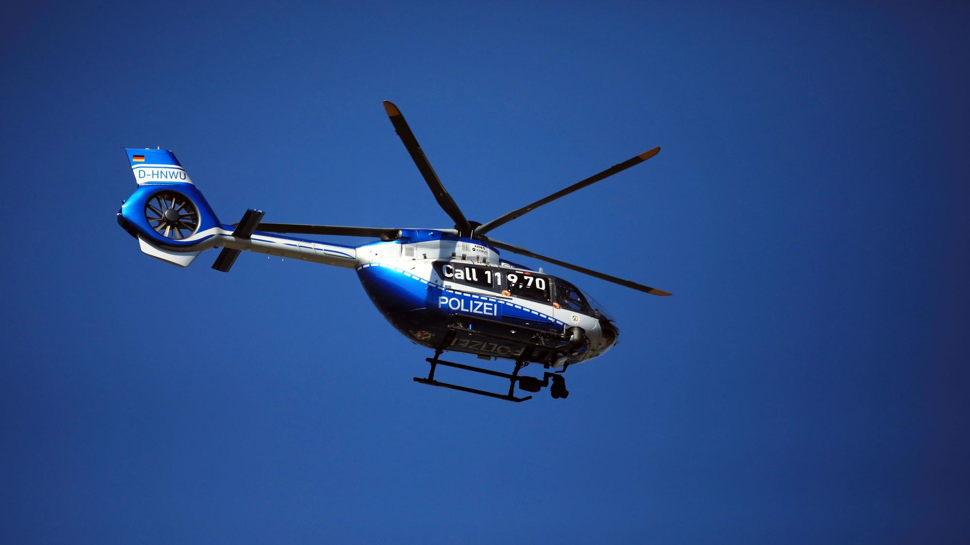 Ein Polizeihubschrauber über Köln (Symbolbild). Eine Person wird am Donnerstagabend (22. Januar) im Rhein gesucht.