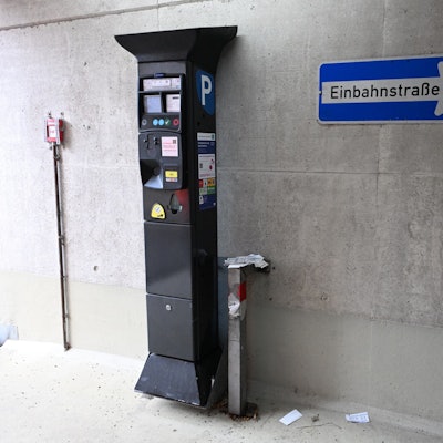 Zu sehen ist der defekte Automat in der Tiefgarage.