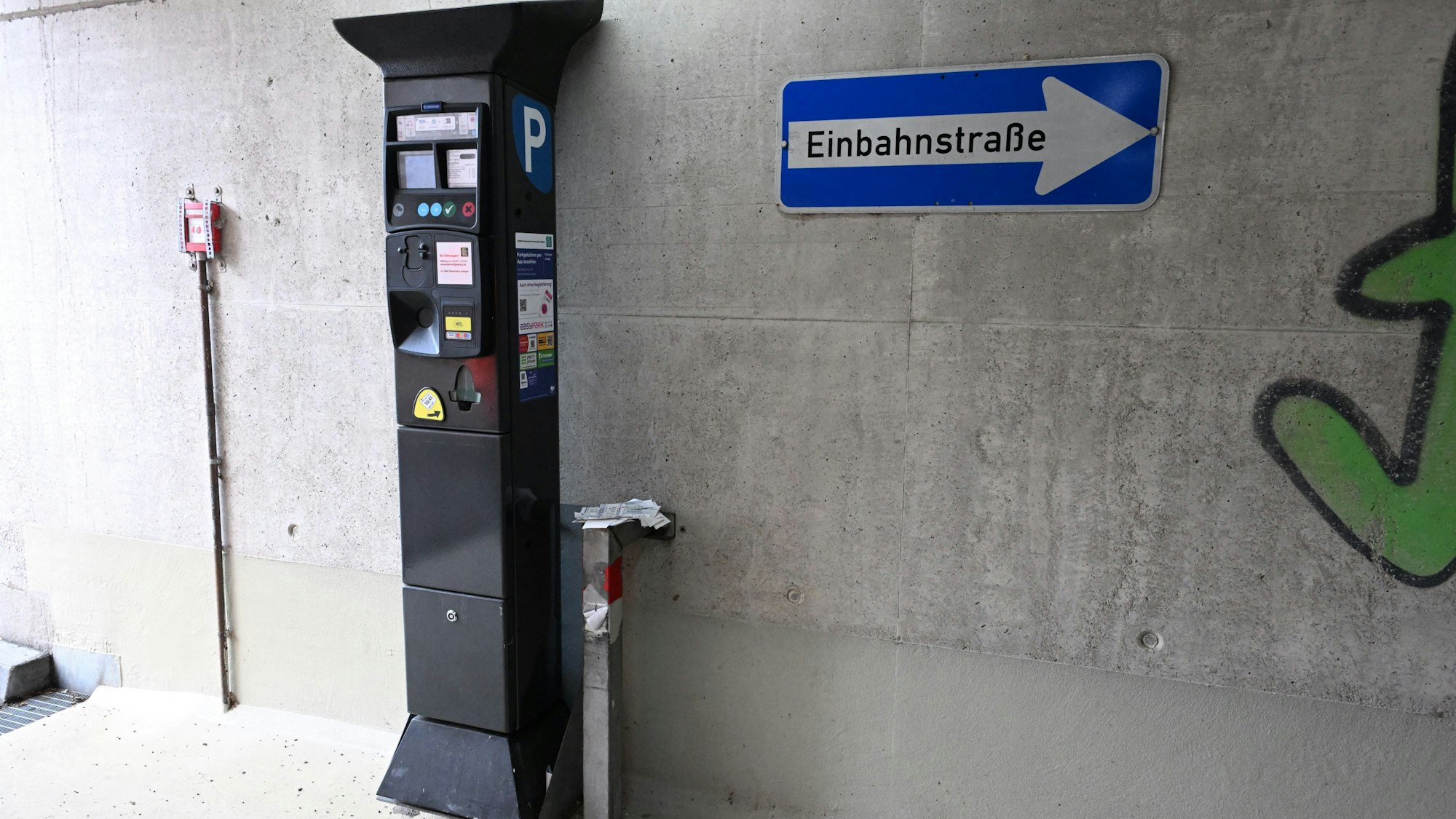 Zu sehen ist der defekte Automat in der Tiefgarage.