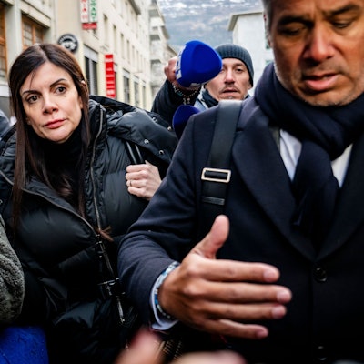 Jessica Moretti (M.), Frau des Betreibers der Bar in Crans-Montana, kommt am Mittwoch (21. Januar) mit ihren Anwälten Yael Hayat (r.) und Nicola Meier (l.) zur Anhörung bei der Walliser Staatsanwaltschaft in Sitten.