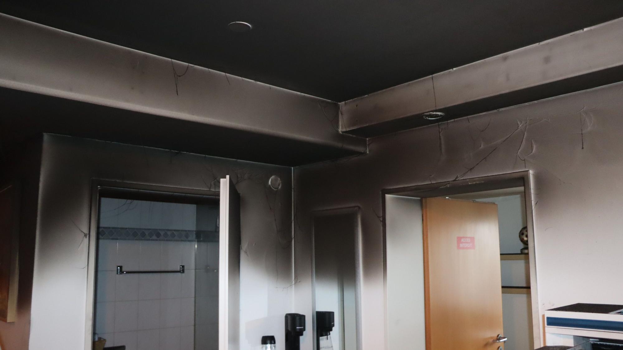 Schwarzer Ruß bedeckt Wände und Decken eines Hauses.