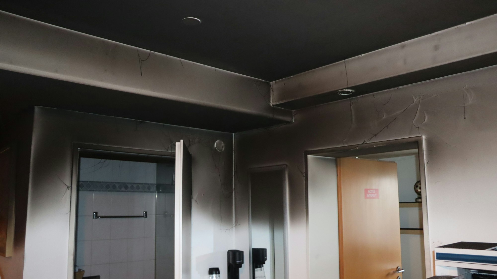 Schwarzer Ruß bedeckt Wände und Decken eines Hauses.