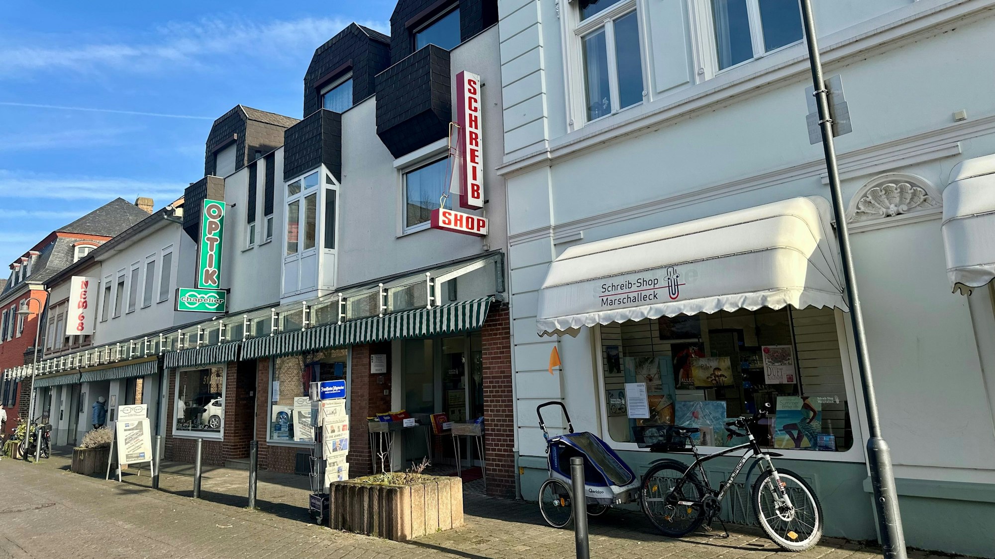 Zu sehen ist ein Geschäft für Schreibwaren von außen.