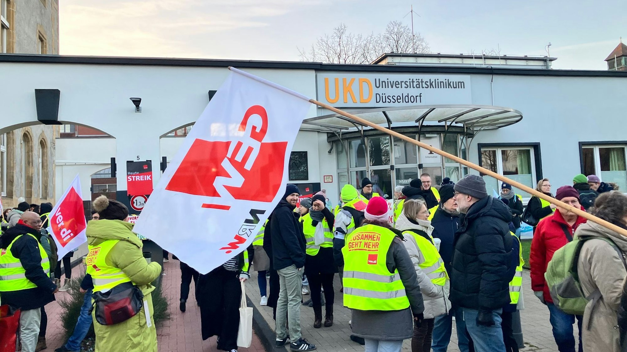 Beschäftigte der Uniklinik Düsseldorf bei sich bereits an einem Warnstreik vor wenigen Tagen. (Archivbild)
