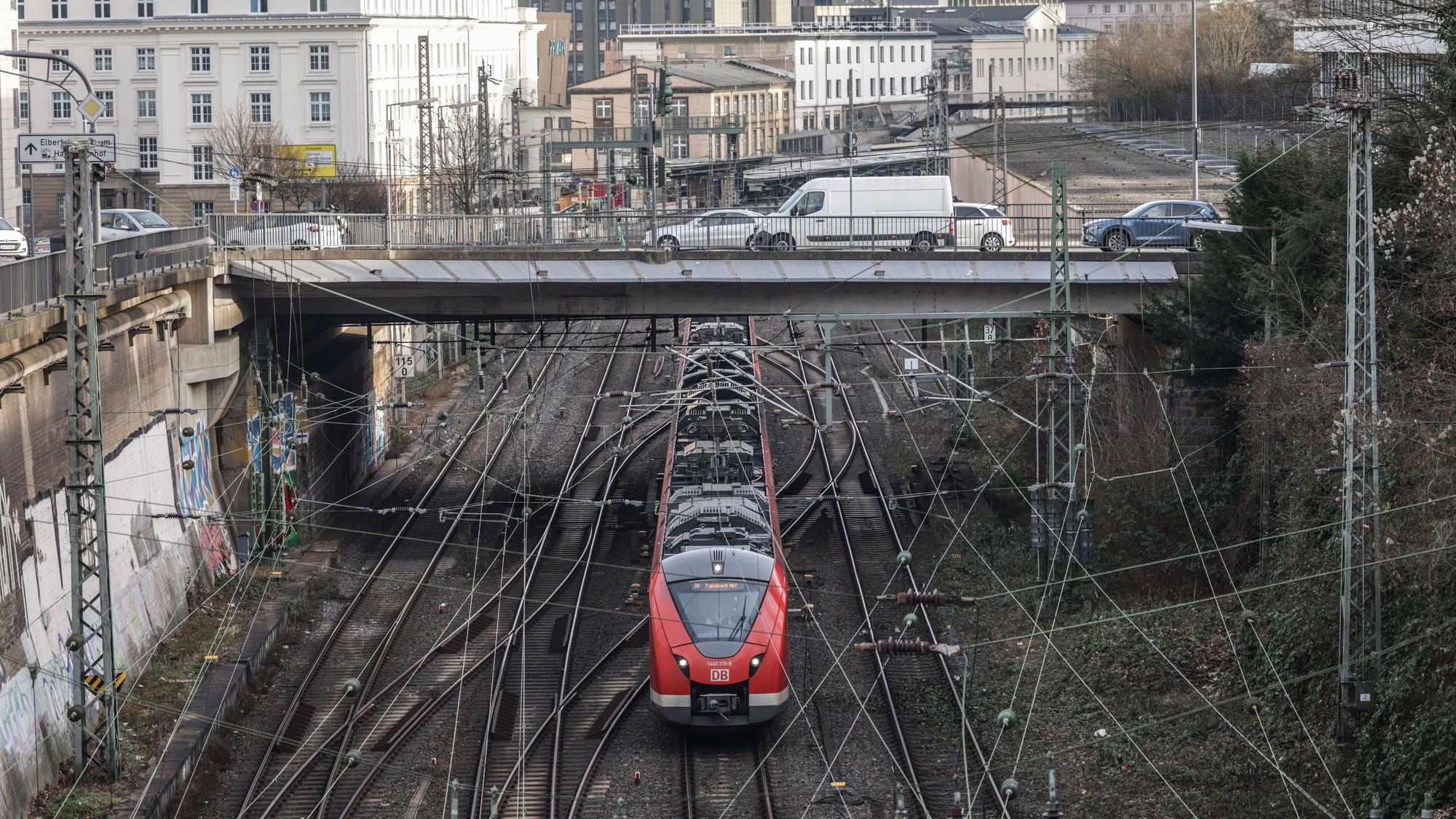 Ein Regionalzug fährt durch Wuppertal. Die deutsche Bahn bereitet die Generalsanierung der Bahnstrecke zwischen Hagen und Köln vor.