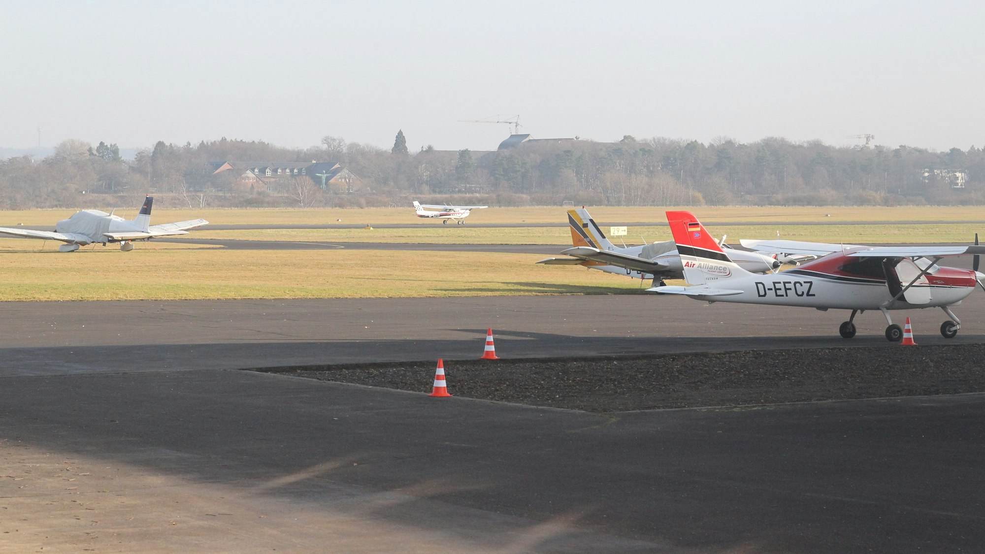 Das Grundstück mit der Flugzeugwerft liegt direkt am Rollfeld und am Gelände der Bundespolizei.