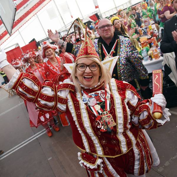 Das Foto zeigt Prinz Sandra im Lindlarer Festzelt.