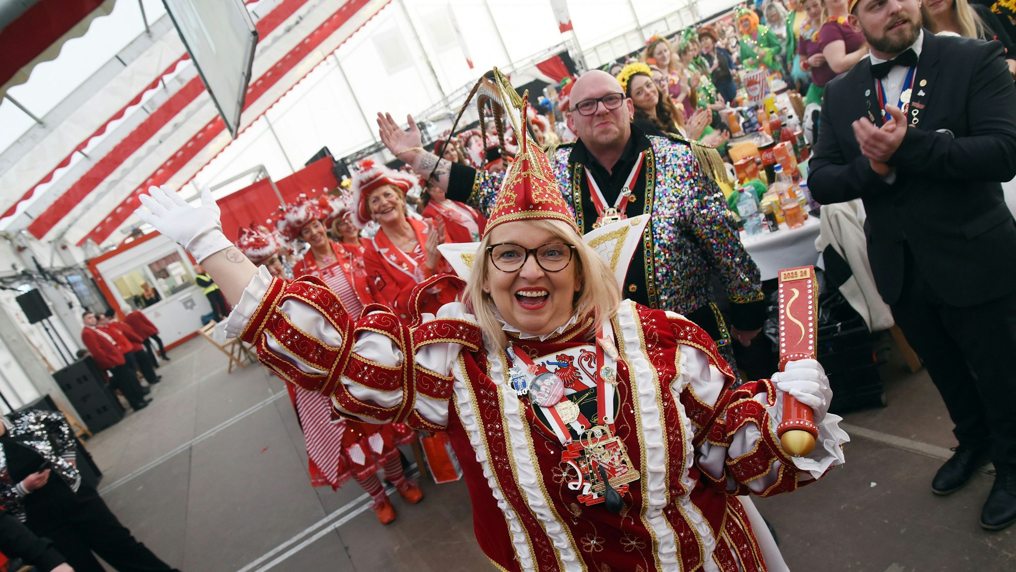 Das Foto zeigt Prinz Sandra im Lindlarer Festzelt.