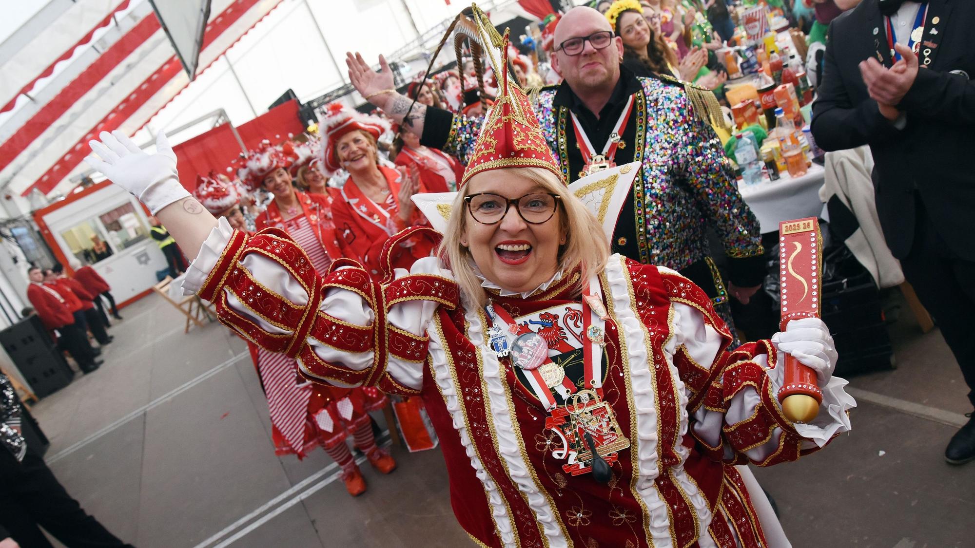 Prinz Sandra (Pajak) beim Einzug ins Festzelt bei der Lindlarer Damensitzung.