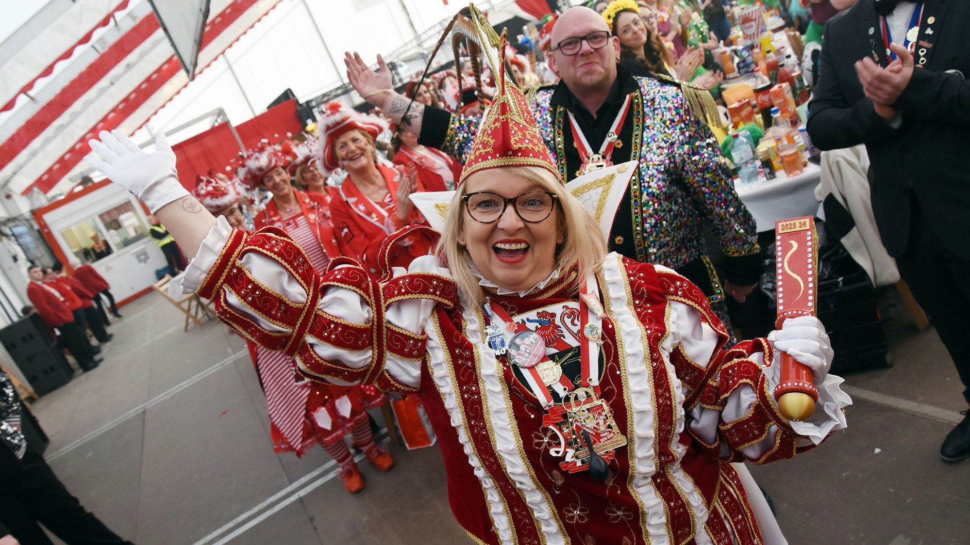 Prinz Sandra (Pajak) beim Einzug ins Festzelt bei der Lindlarer Damensitzung.