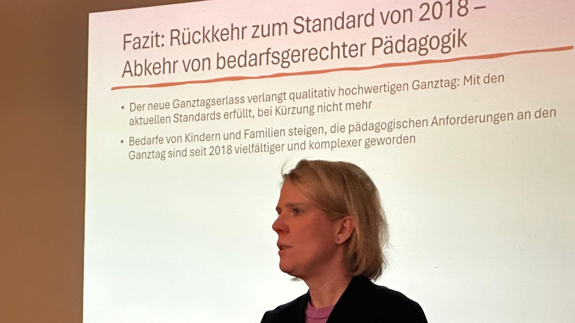 Miriam Niederehe, Sprecherin der AG Freie Träger der Kinder- und Jugendhilfe, auf der Informationsveranstaltung für Eltern und Politiker.