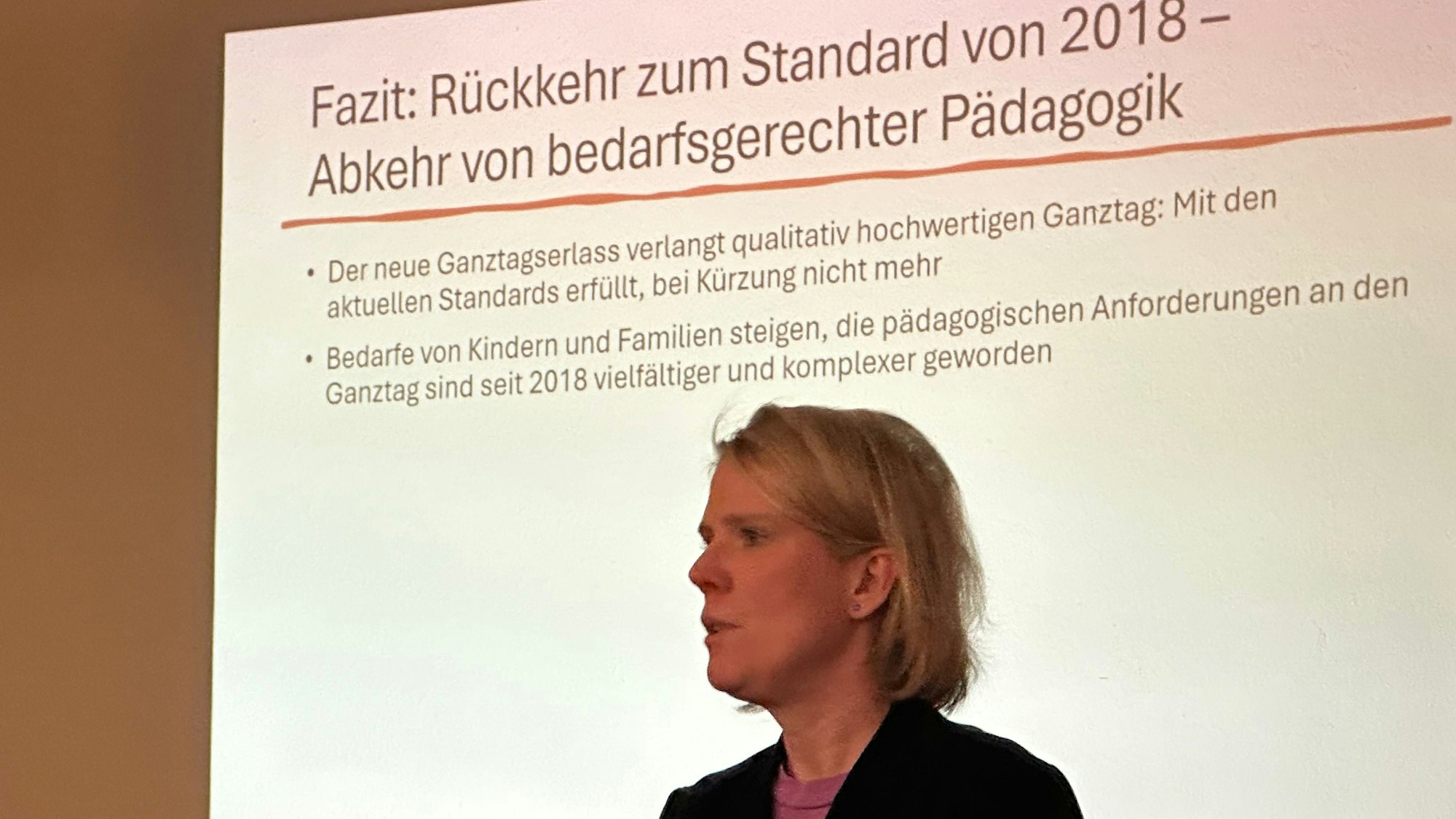 Miriam Niederehe, Sprecherin der AG Freie Träger der Kinder- und Jugendhilfe, auf der Informationsveranstaltung für Eltern und Politiker.