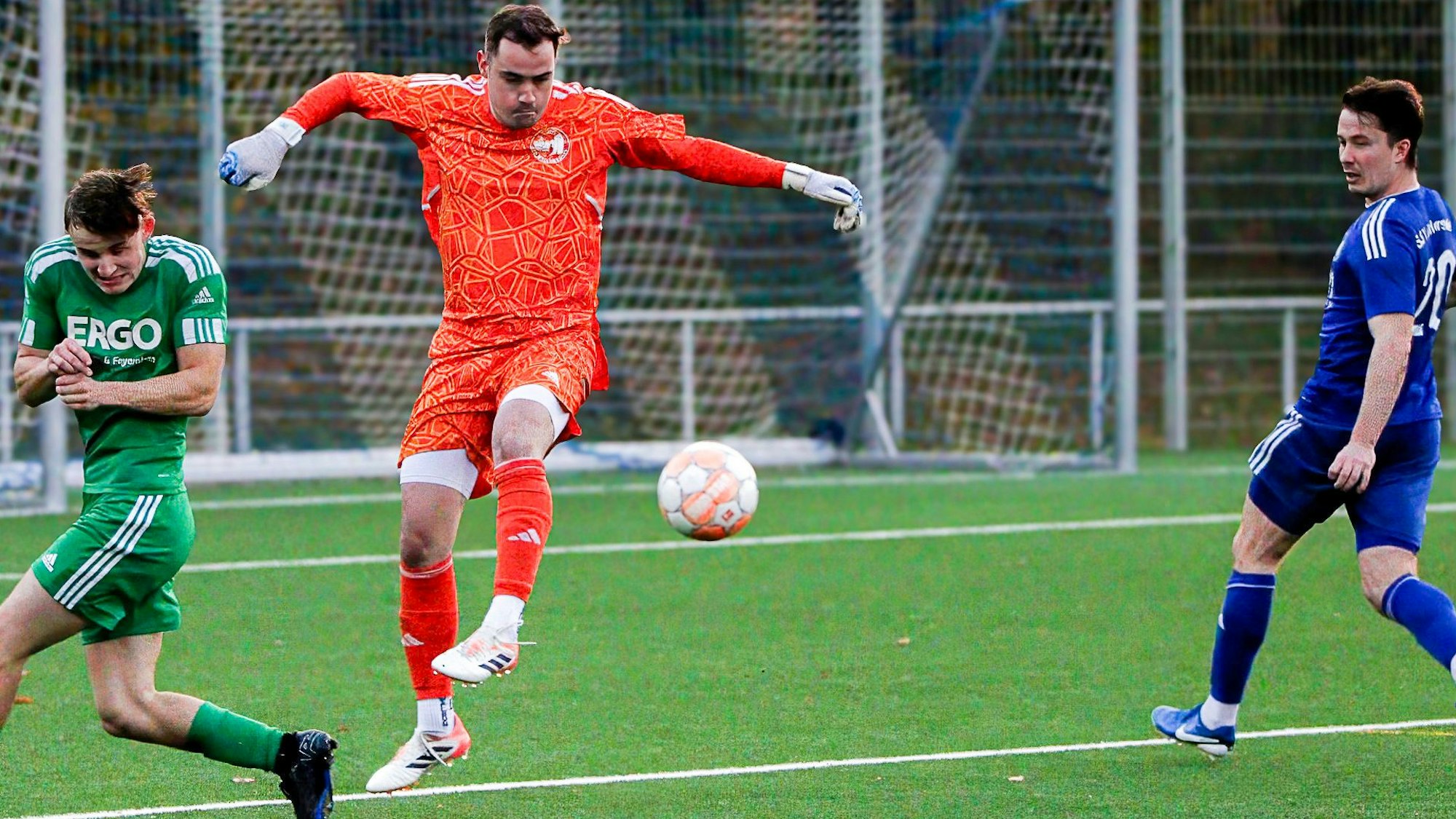 Gegen Sötenich kommt Daniel Arndt aus seinem Tor heraus und klärt vor einem Sötenicher Angreifer.