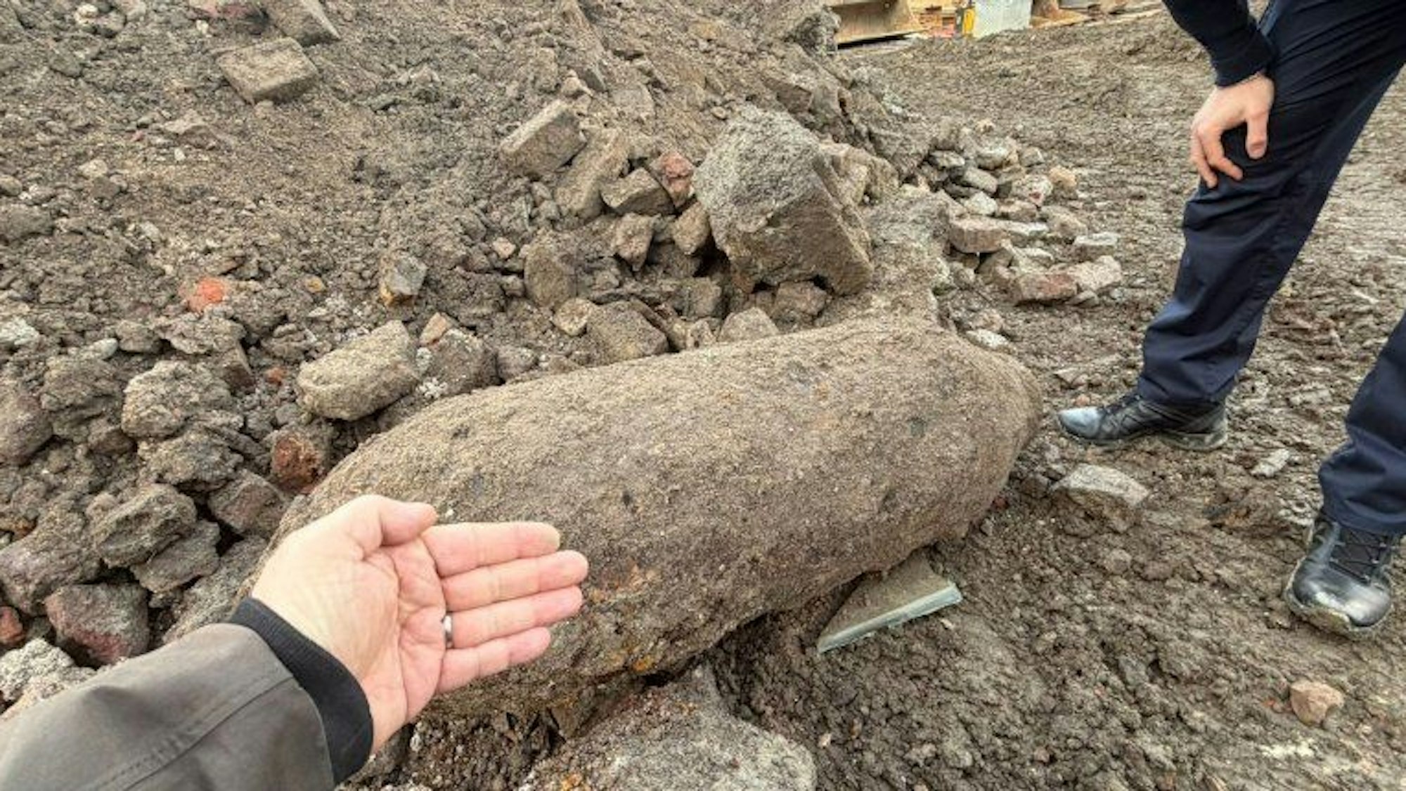 Experten des Kampfmittelräumdienstes bei einem Bombenfund in Aachen.