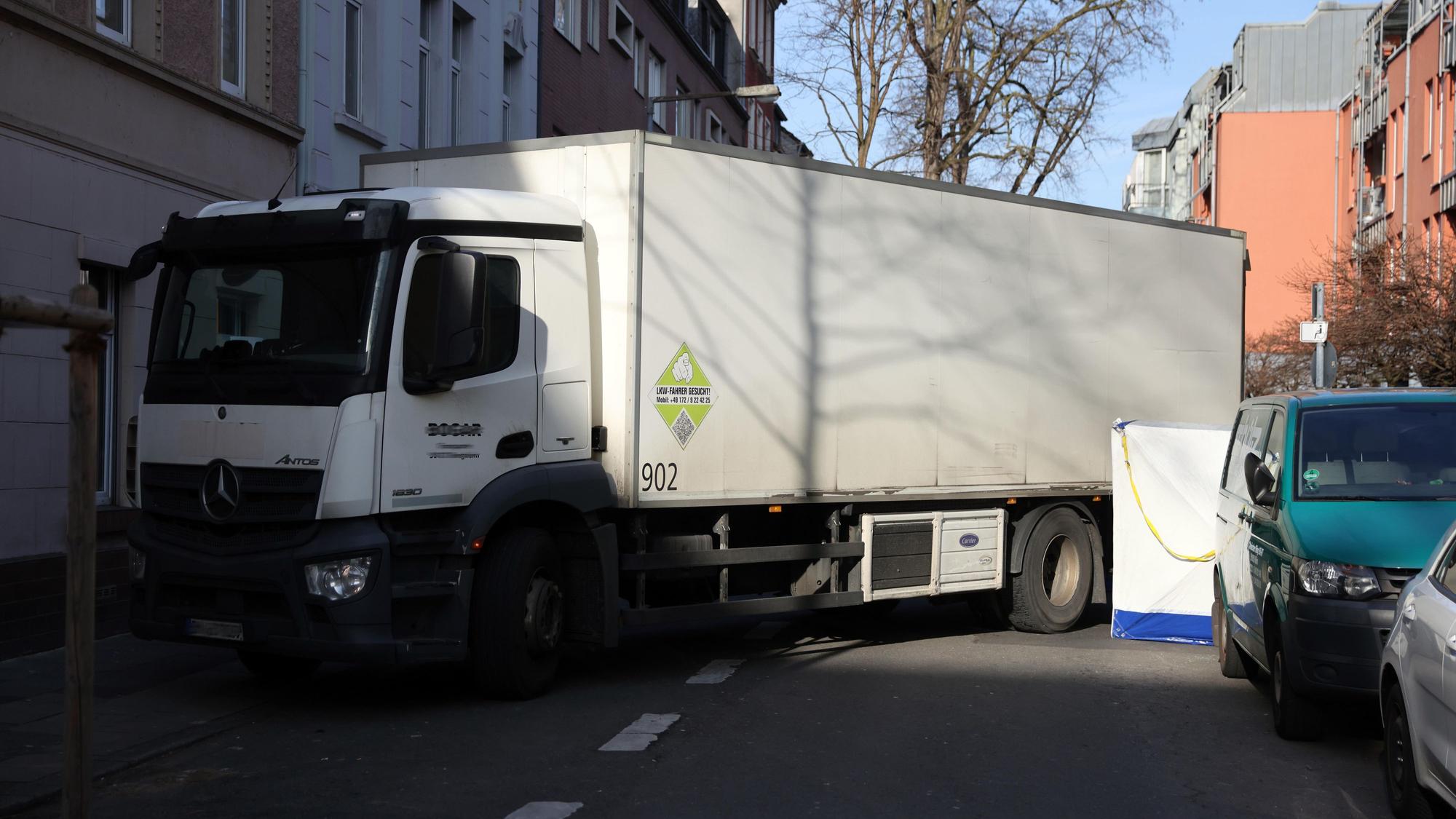 Bei dem Unfall in Kalk kam eine Frau ums Leben.