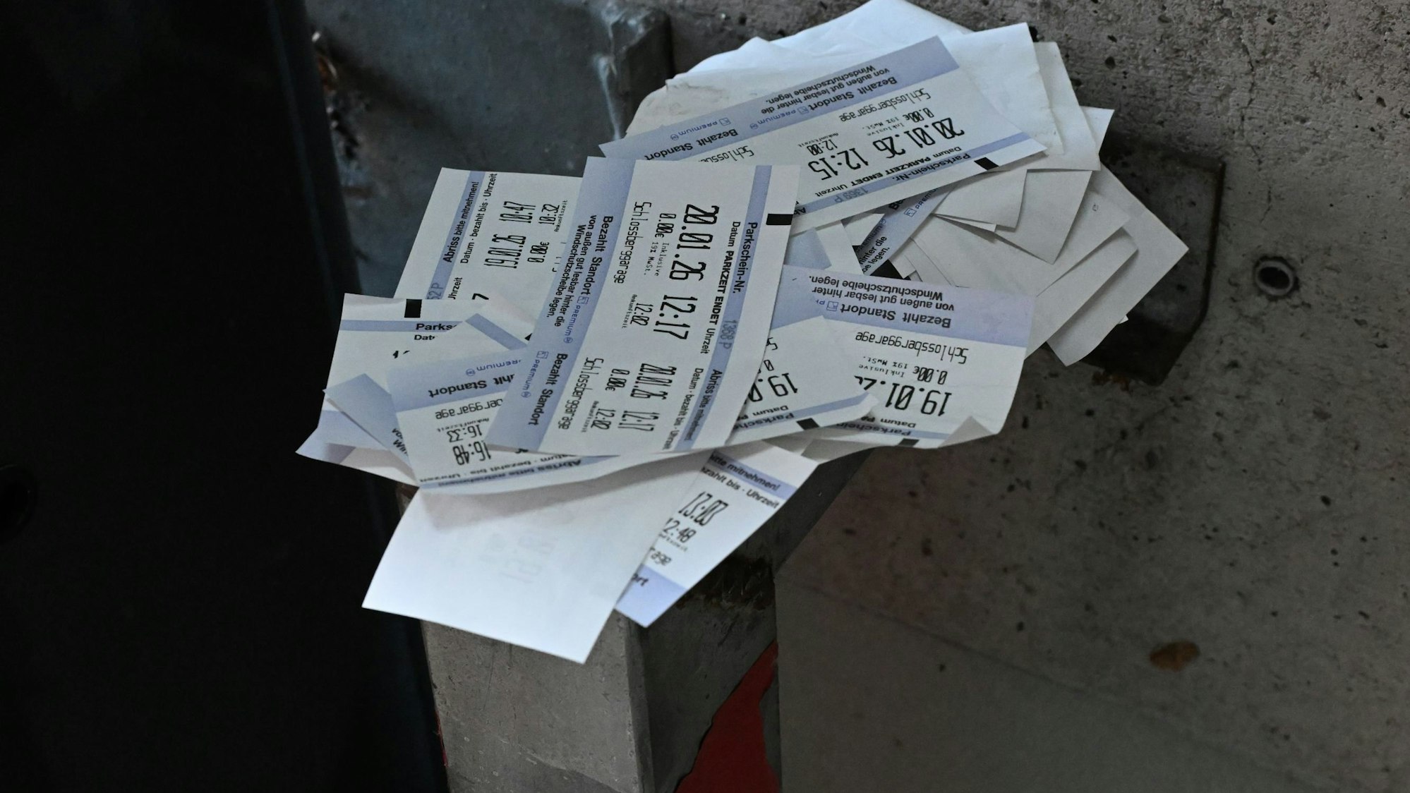 Parscheine liegen übereinander.