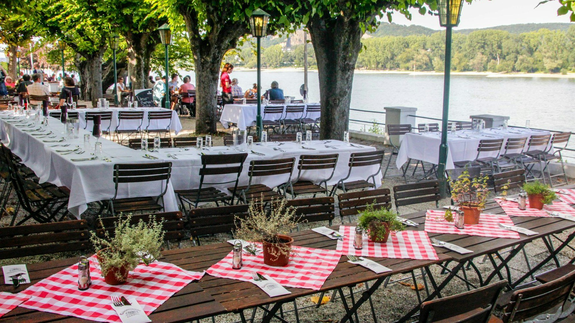 Vor allem der Biergarten mit Blick auf den Rhein und das Siebengebirge war für viele Ausflügler ein Anlaufpunkt.