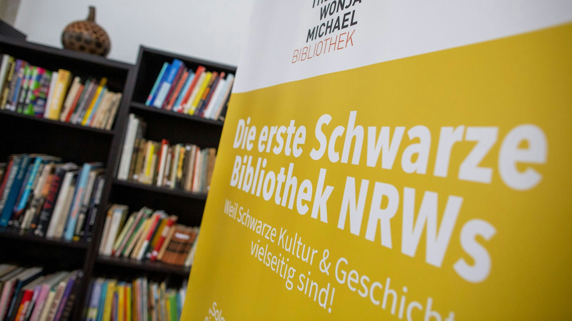 Lesungen, Austellungen, Diskussionen: Zum Black History Month ist viel los in Köln. Auch die Theodor Wonja Michael Bibliothek bietet einige Events.